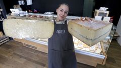 Alba López Figueira, de 22 años, que ofrece en su tienda alrededor de veinte referencias de quesos artesanos de todo el mundo