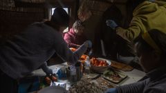 Un grupo de mujeres cocinan en un campo de refugiados de Kiev