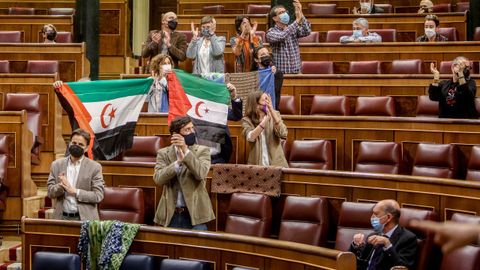 Diputados de Unidas Podemos exhibieron banderas saharauis durante el pleno del Congreso en señal de rechazo al acuerdo alcanzado por Pedro Sánchez con Marruecos.