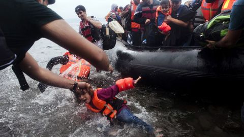 El xodo de los sirios no se detiene. Ms de dos mil personas, procedentes en su mayor parte de Siria, desembarcaron ayer en la isla de Lesbos. 