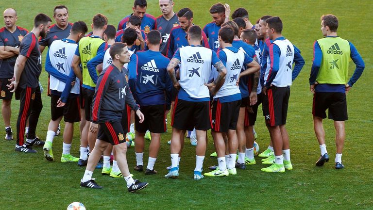 Los jugadores la selección española de fútbol durante el entrenamiento que han realizado en el estadio de El Molinón, en Gijón,