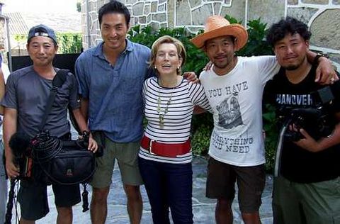 Actores y el equipo de la productora japonesa posan con Carmen en Barbadelo. 
