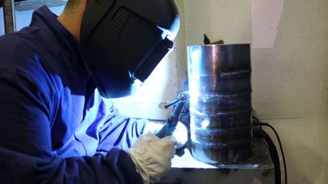 La asociación de empresarios del polígono de San Cibrao ofrece cursos de soldadura