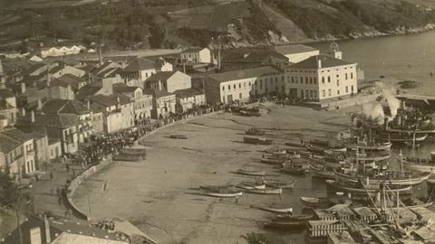 A primeira procesin martima en Celeiro,en 1951, cos barcos vapores saudando a chegada da Virxe do Carme ao porto, un ano no que estaba en construccin o peirao novo