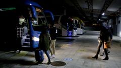 El bus que cada viernes zarpa de Santiago a las seis de la tarde ha sido reforzado con un segundo vehculo y llega a Vilagarca hacia las siete y cuarto