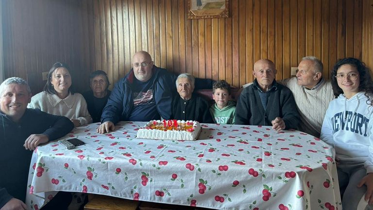 O día 26, con parte da familia e co alcalde de Mañón, que lle levou unha tarta