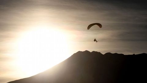 Un paracaidista disfruta de un espectacular da en Alemania. 