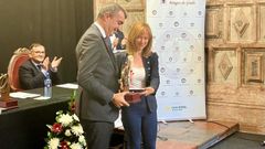 La consejera de Hacienda, Ana Crcaba, entrega el premio Moscn de Oro al director de La Vuelta a Espaa, Javier Guilln