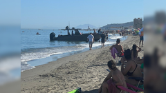 La planeadora descarg varios fardos en una playa de Mlaga repleta de baistas