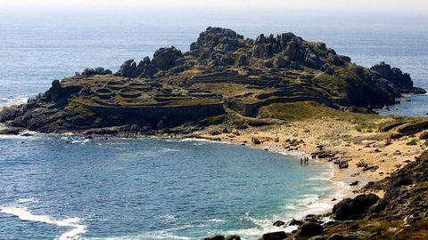 La Playa de Castro Baroa, en Porto de Son, se sita entre el Atlntico y la Sierra de Barbanza, en un enclave histrico del pasado celta de nuestra comunidad.
