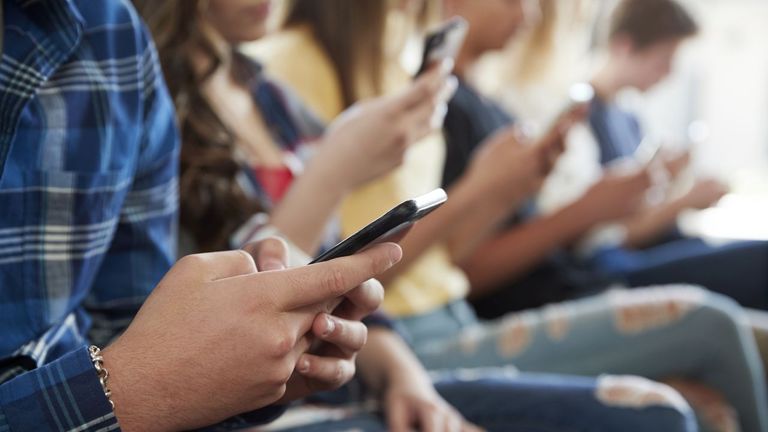 Menores protegidos en las redes: lo último para que los padres puedan supervisar cómo usan las «apps» los más jóvenes