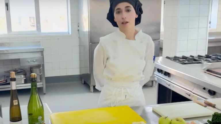 Fotograma de la vídeo receta de Yunaida Canteli del Río.