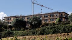 Imagen del edificio que se está acondicionando para albergar una residencia de mayores en Bastiagueiro.