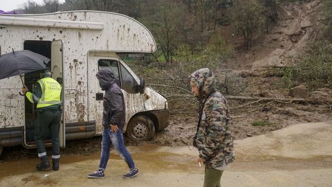 La lluvia provoc la cada del talud y la tierra lleg a entrar en la caravana