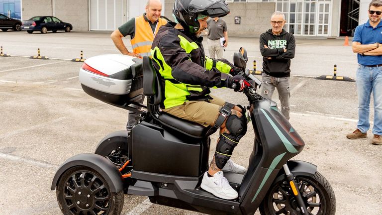 Vigo impulsa las motos eléctricas de tres ruedas para personas con movilidad reducida