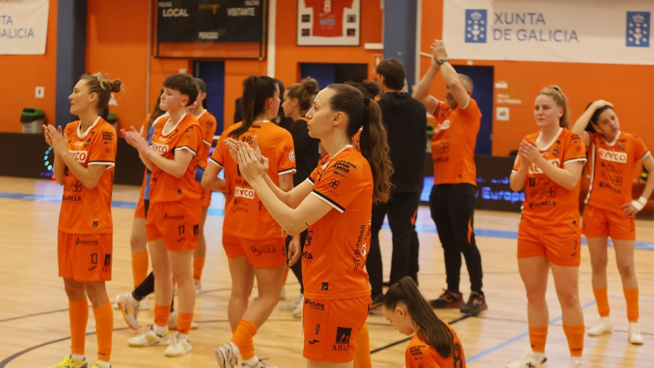 Las futbolistas mari�anas agradecen el apoyo de la afici�n en el Vista Alegre tras el partido contra el Rold�n.