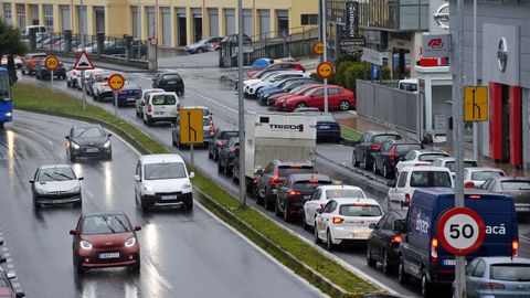 Un atasco kilométrico a causa de un accidente ocurrido en la entrada en A Coruña por Alfonso Molina provocó a primera hora de la mañana grandes retenciones en las carreteras de acceso a la ciudad. En la foto, la zona de Perillo, donde están comenzando las obras de soterramiento del tráfico.