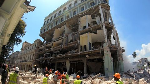 Cuerpos de emergencia trabajan en la remoción de escombros tras una explosión en Hotel Saratoga, en la capital cubana