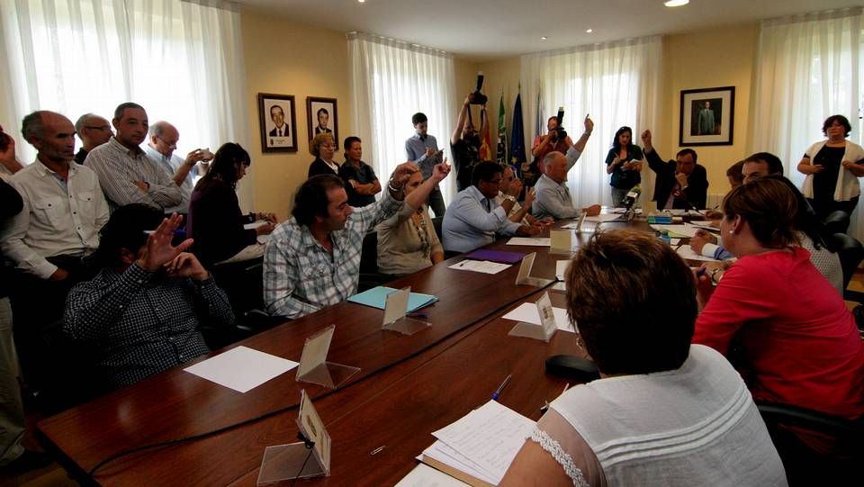 Los votos del PP en Oza y Cesuras aprueban en solitario el inicio de la