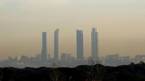Imagen de archivo de las torres de la Castellana de Madrid tapadas por la contaminacin atmosfrica