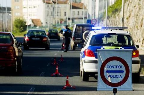 <span lang= es-es >ATESTADO</span>. La Polica Local de Ferrol (en la foto en un control de alcohol) estableci que el accidente se produjo por conduccin temeraria, circunstancia agravada por las bebidas alcohlicas.