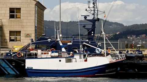 Barco Sempre Cacharelos, propiedad de Serafn Pego, uno de los detenidos en la ltima operacin contra el narcotrfico, amarrado en el muelle de A Laxe, junto al barco de aduanas
