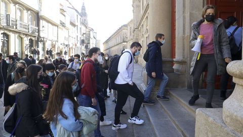 Estudiantes de medicina entrando a la facultad de Santiago para hacer el examen mir en foto de archivo
