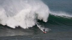 Fernndez, a punto de surfear una de las olas grandes con las que gan la competicin