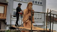 El artesano de la madera y la piedra Carlos Garca, en pleno trabajo de tallado de la escultura dedicada a los peregrinos