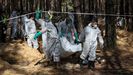 Miembros del Servicio de Emergencia de Ucrania durante una exhumación en Izium.