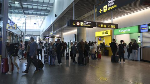 Llegada de pasajeros al aeropuerto de Santiago-Rosala de Castro, este mircoles por la maana