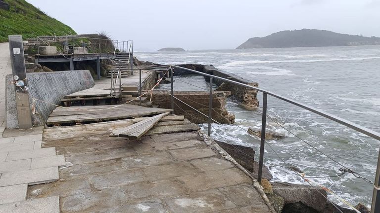 El mar arranca parte del muro de la cetárea de Baiona y la espuma cubre Os Frades