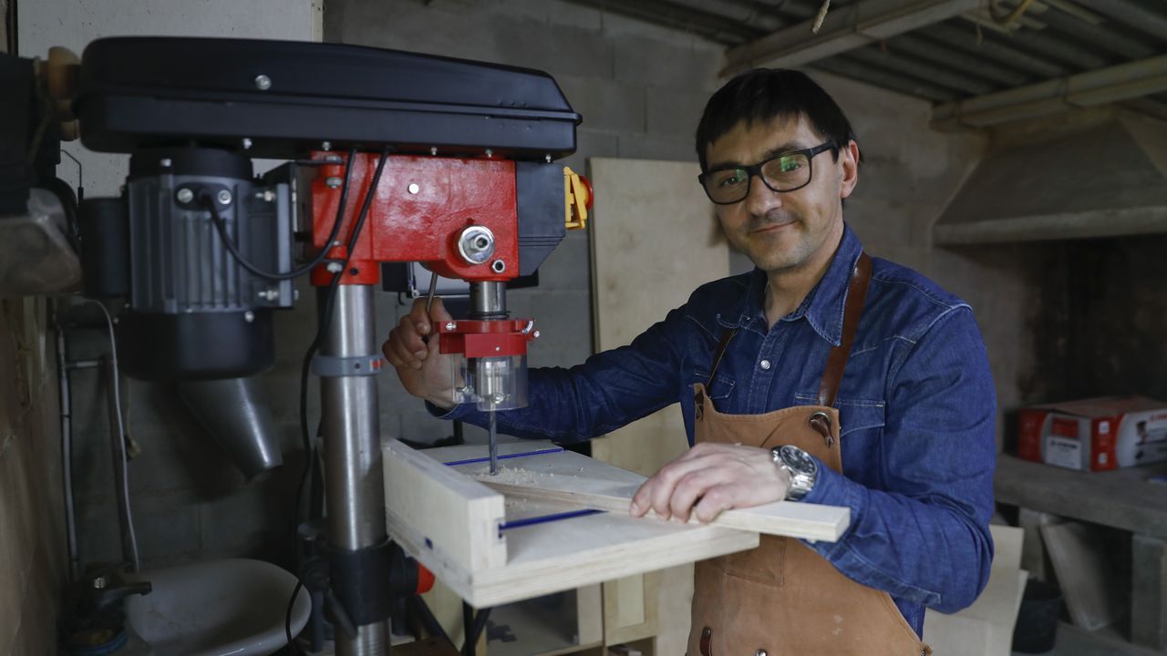 Manuel Sangiao, en su taller de carpintería de Lestedo, en Boqueixón