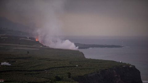 Imgenes del impacto de la lava contra el mar