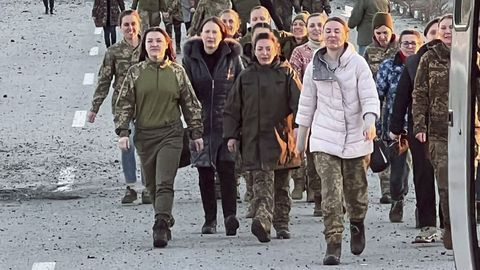 Mujeres pertenecientes al Ejército ucraniano, tras ser liberadas el pasado octubre, durante un intercambio de prisioneros entre Moscú y Kiev