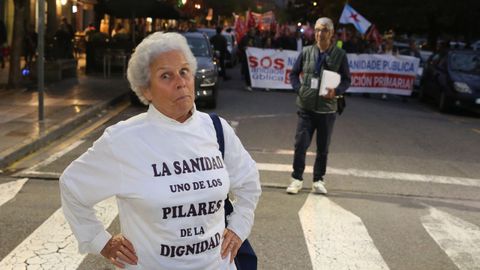 Unha muller mira desafiante a prensa na manifestacin en defensa da Sanidade