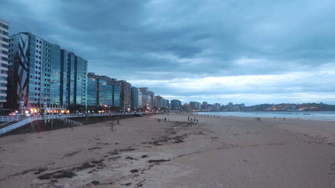 Playa de San Lorenzo, en Gij�n.