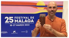 Domínguez Serén, en Málaga, feliz, posando coa estatuíña que acredita «Rompente» como a mellor curta do certame.