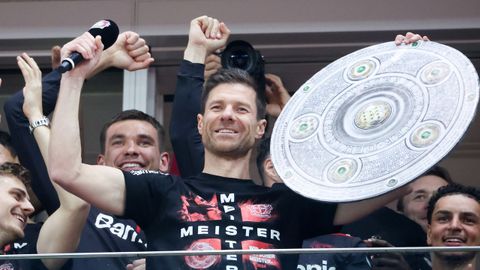 Xabi Alonso celebra el ttulo de Bundesliga con el Bayer Leverkusen