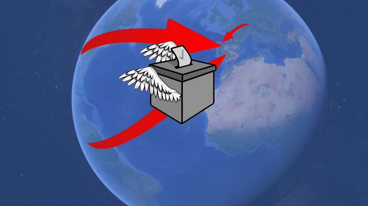 Un miembro de una mesa electoral procede al recuento de votos en un colegio de Madrid.