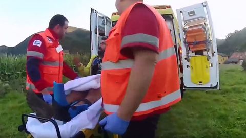 Momento de la dif�cil evacuaci�n de un deportista lesionado en�Desaf�o Trail Cainejo de Picos de Europa