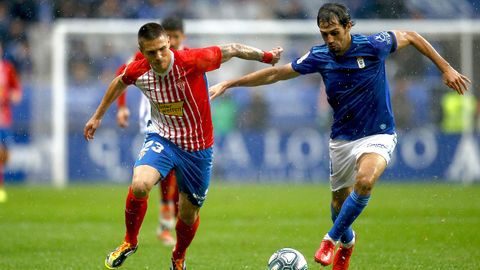 Djurdjevic y Arribas pugnan por un baln en el derbi del Tartiere