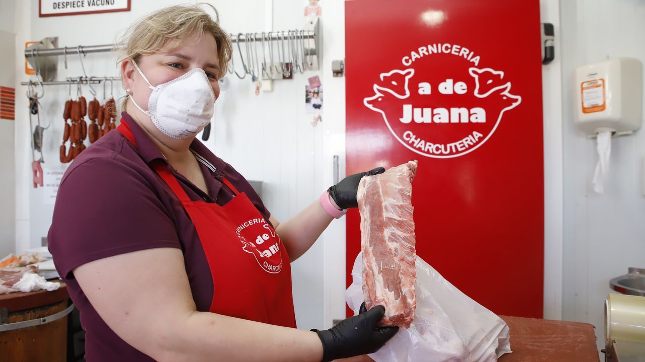 Costilla y criollos para las parrillas. No hay San Xo&aacute;n sin brasas, tanto para asar sardinas como carne. La carnicera ribeirense Juana G&oacute;mez manifestaba ayer que en las &uacute;ltimas horas recibi&oacute; un buen volumen de pedidos, especialmente de costilla, criollos y, en menor medida, de pollo