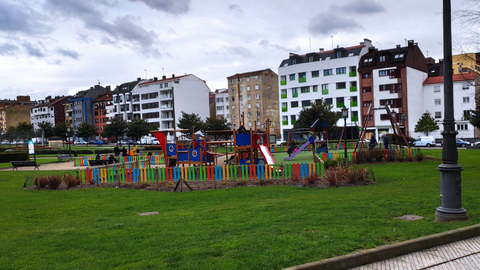 Parque infantil en la plaza �ngel Gonz�lez, en Oviedo