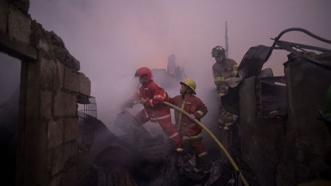 Bomberos extinguen un incendio que asol una zona de tugurios en Manila, dejando dos muertos y destruyendo 120 casas