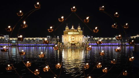 Los devotos de sijs de la India se reúnen para presentar sus respetos con motivo del aniversario de nacimiento del cuarto Sikh Guru Ramdas en el Templo Dorado en Amritsar 
