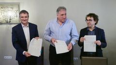 El concejal de Geroa Bai, Mikel ArmendÃ¡riz; el candidato de EH Bildu a la alcaldía de Pamplona, Joseba Asiron, y el portavoz de Contigo Zurekin, Txema Mauleón, firman el programa de gobierno.