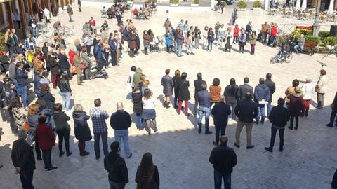 La Plaza de la Constitucin ha acogido hoy a las 12 una concentracin de repulsa. El Gobierno local ha convocado una segunda concentracin para esta tarde a las 18 horas por peticin vecinal