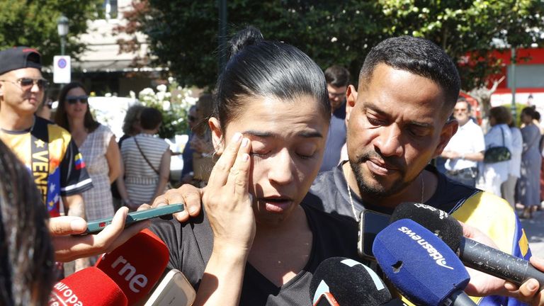 Jennifer, venezolana residente en Marín: «Gran parte de mi familia estaba en uno de los edificios que se derrumbó. Son once personas. De tres ya sacaron sus cuerpos»