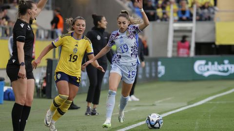 La centrocampista Johanna Rytting Kaneryd de la seleccin de Suecia disputa un baln ante la defensa Olga Carmona